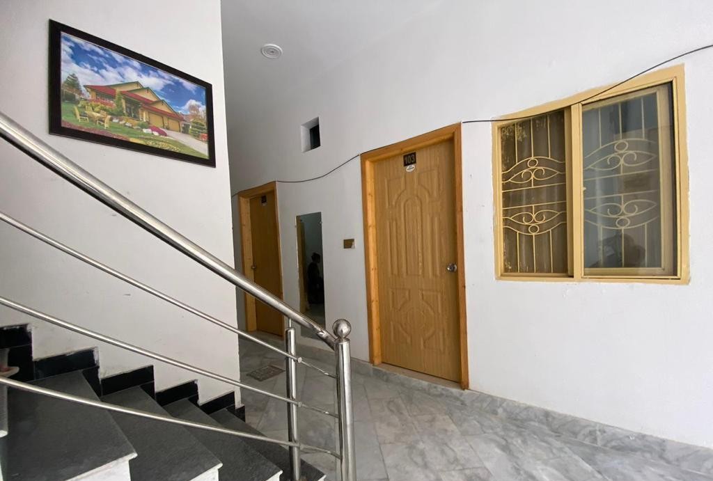 BEE'S Girls Hostel (Muslim Town)