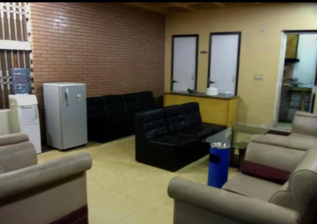 Gull Hostel (Johar Town)